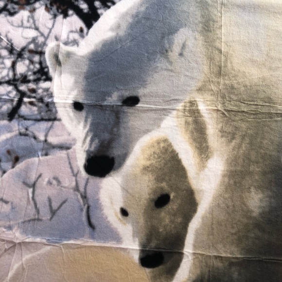 Fleece throw in scene of mama polar bear, 2 adorable cubs, lightweight but warm - Picture 2 of 9